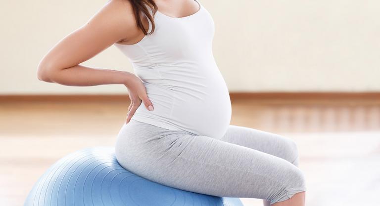Embarazada realizando ejercicio físico