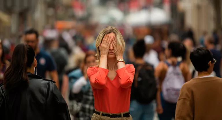 Mujer con el síndrome de la cara vacía por ir sin mascarilla