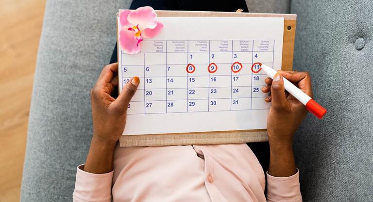 Mujer calculando los días para que se produzca la primera ovulación tras el parto