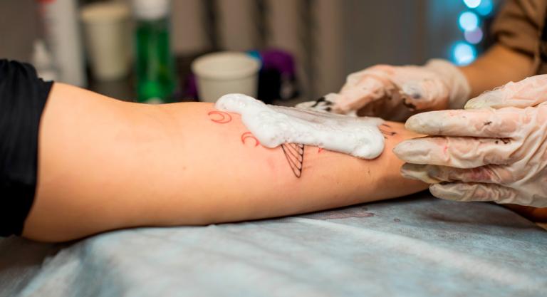 Precauciones para evitar reacciones en tu tatuaje