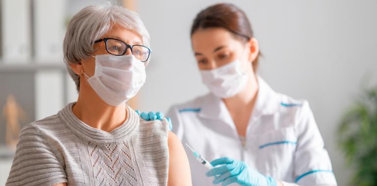 Mujer mayor vacunándose contra el SARS-CoV-2