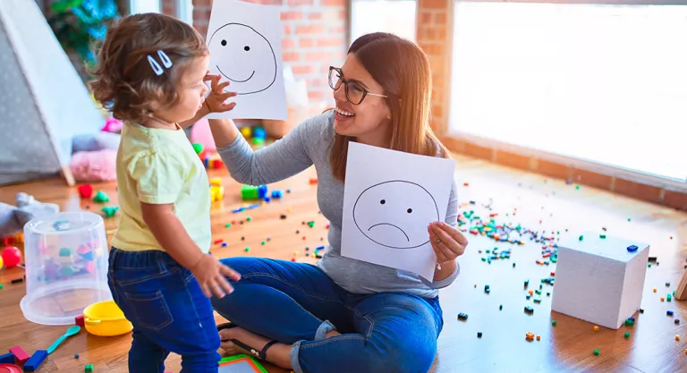 Psicologo analizando la conducta de un niño