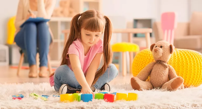 NIña jugando en la habitación