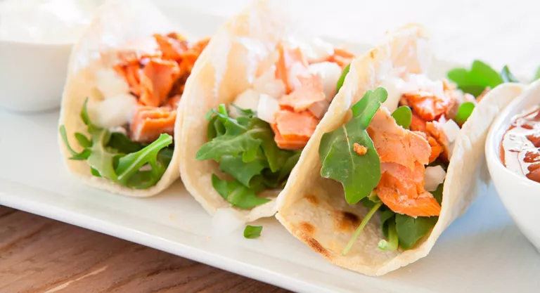 Tacos de salmón desmigado