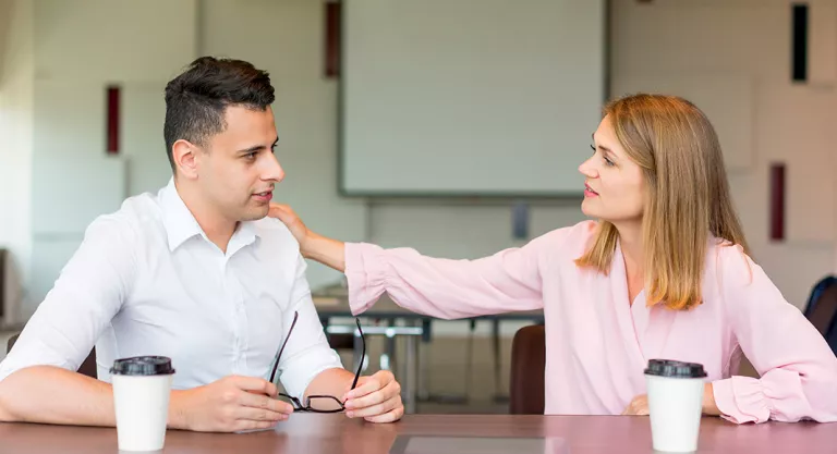 Mujer siendo asertiva con un chico