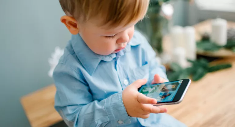 Niño jugando con un móvil
