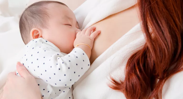 Madre amamantando a su bebé