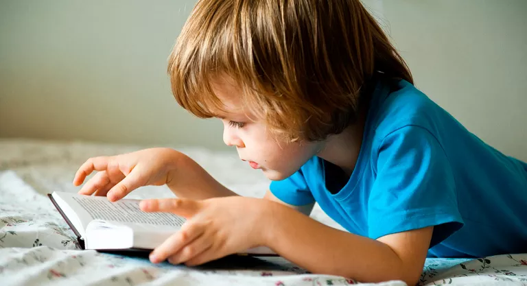 Niño concentrado leyendo