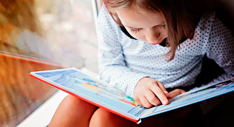 Niña leyendo