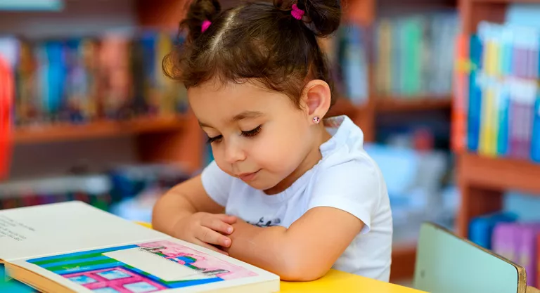 Niña con un libro 