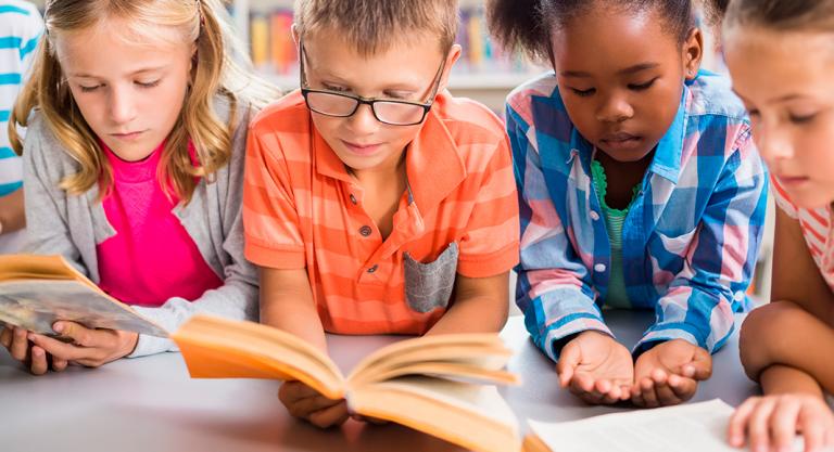 Niños leyendo para mejorar su comprensión lectora