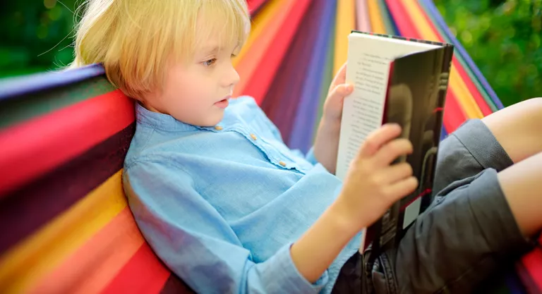 Niño leyendo temas de interés