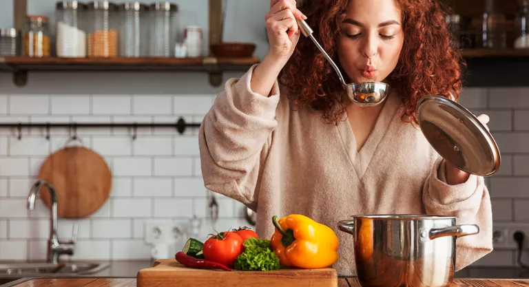 Chica cocinando 