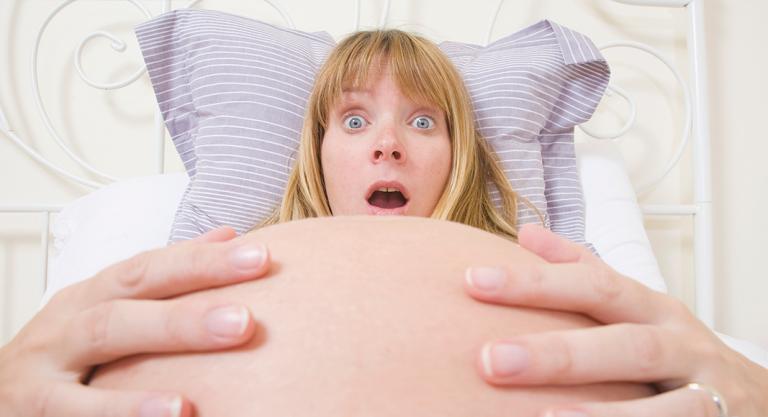 Mujer embarazada de gemelos espera en maternidad