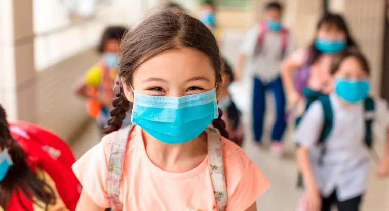 Niños con mascarilla en la escuela