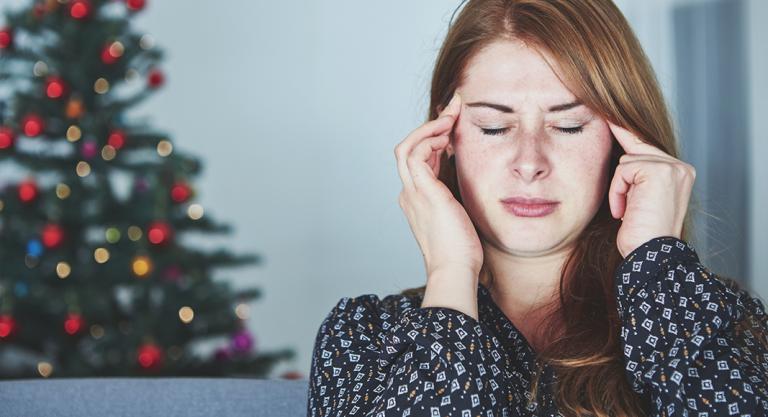 Mujer con malestar emocional en Navidad