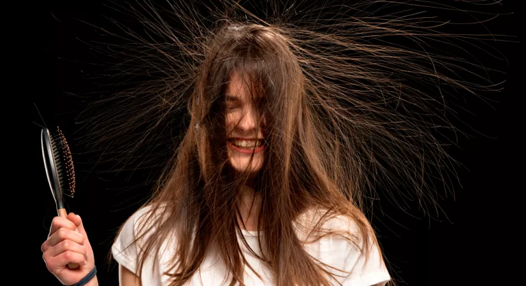 Mujer con electricidad estática en el cabello