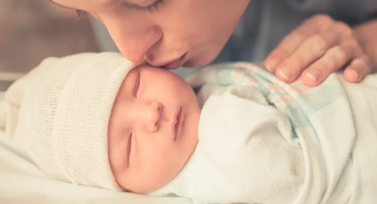 Madre besando a su bebé