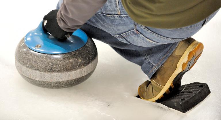 Material necesario para practicar curling: calzado