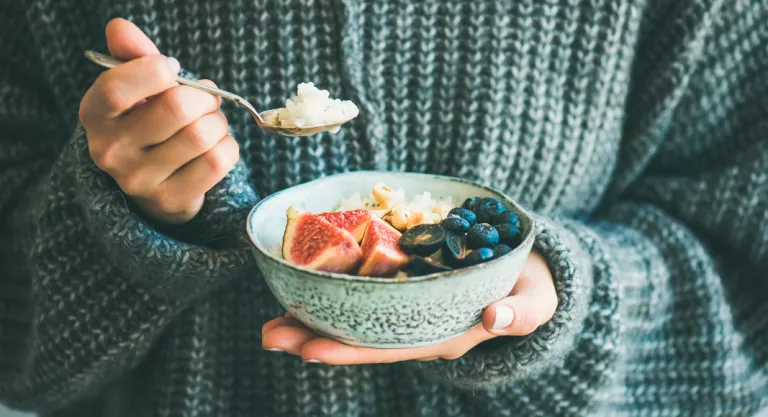 Mujer comiendo alimentos saludables