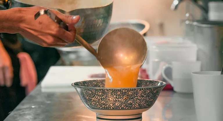 Preparación de caldo de ramen