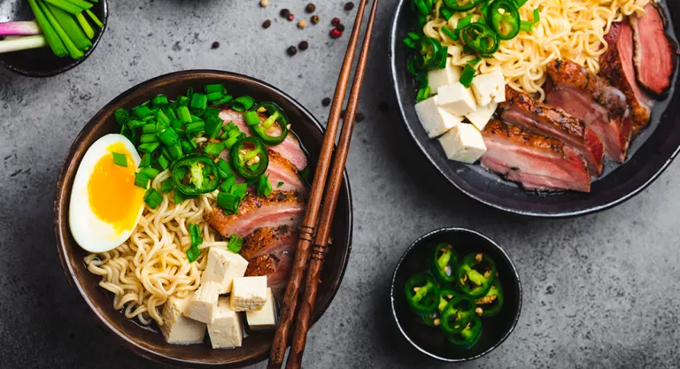 Ramen con guarnición