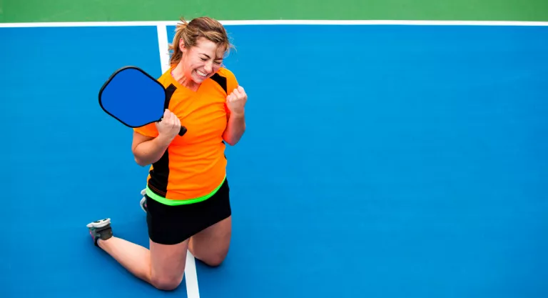 Mujer jugando al pickleball