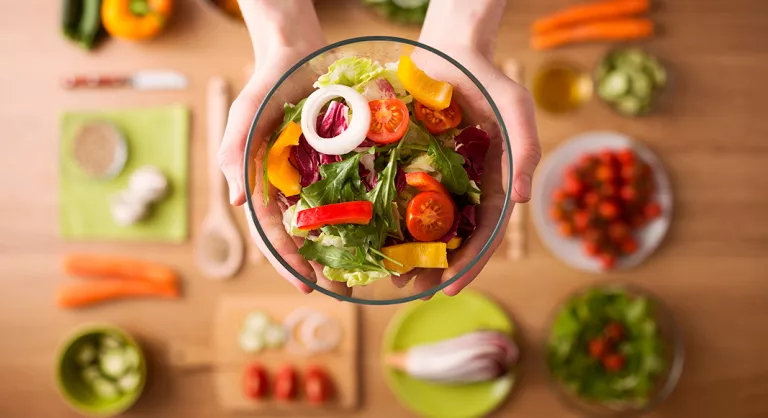 Plato de comida ecológico para reducir la huella de carbono