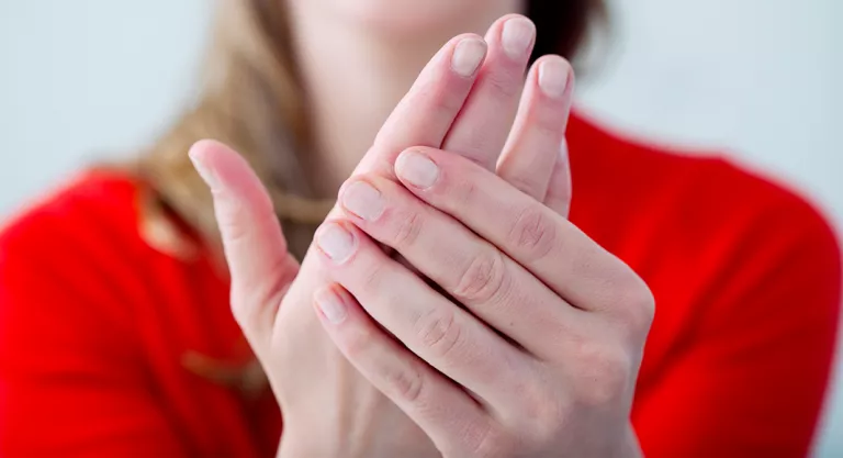 Mujer con las manos frías por mala circulación