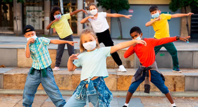 Clase de baile para niños al aire libre