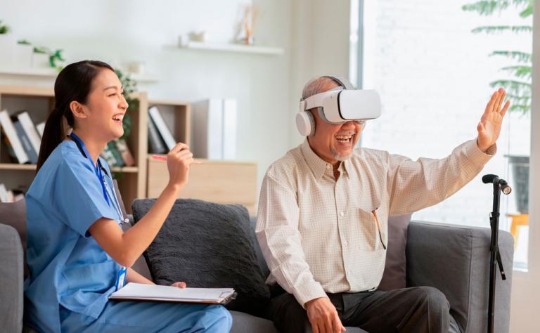 Anciano usando la realidad aumentada para tratar sus enfermedades