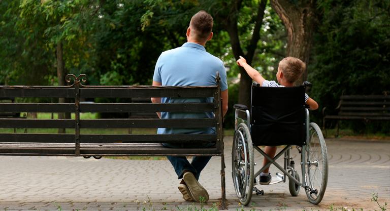 Niños con diagnóstico de discapacidad charla con su padre 