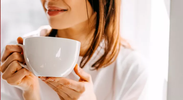 Mujer tomando infusión de lúpulo