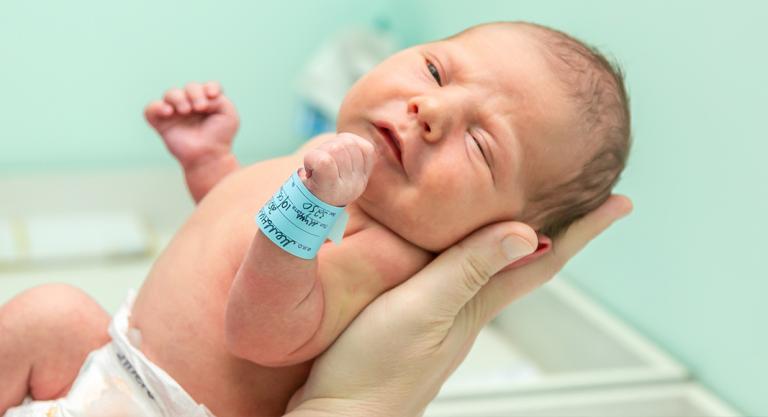 Bebé con conjuntivitis neonatal