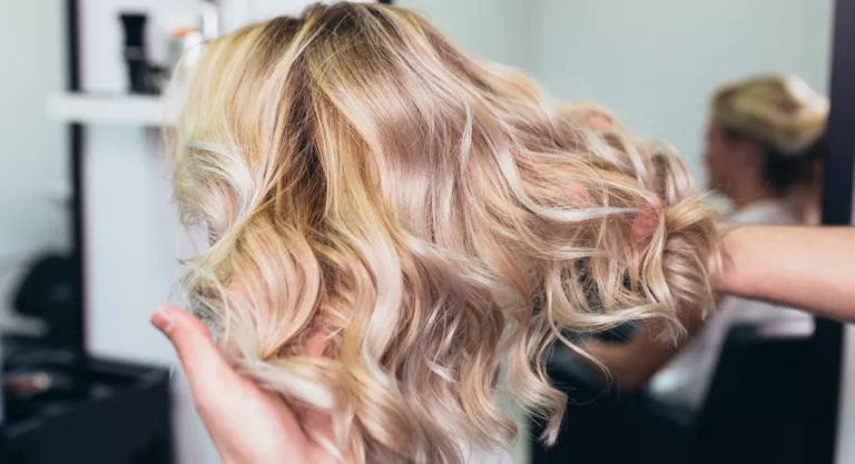 Mujer con el pelo cuidado tras la aplicación en peluquería de la mascarilla K18