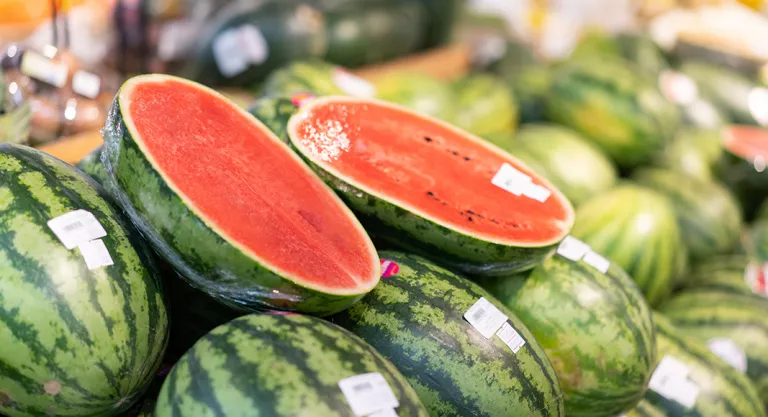 Comprar sandía partida por la mitad en el supermercado