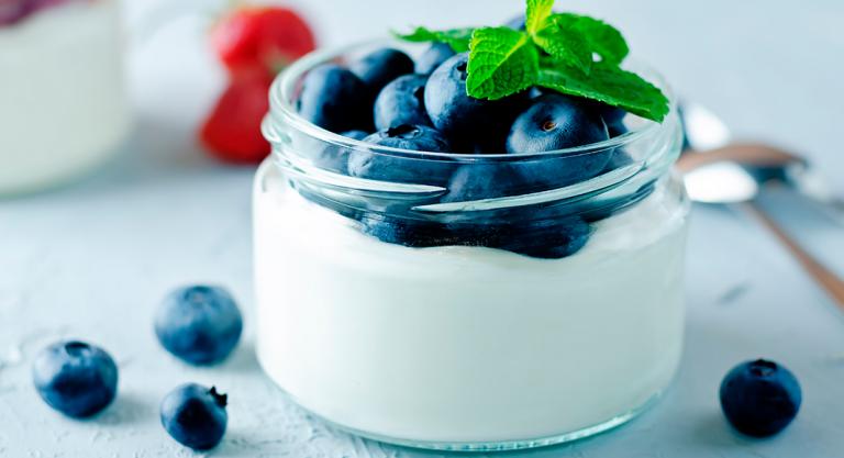 Dieta arcoíris: yogur con arándanos