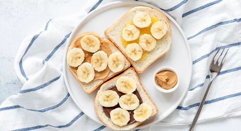 Desayuno de tostada de crema de cacahuete con plátano