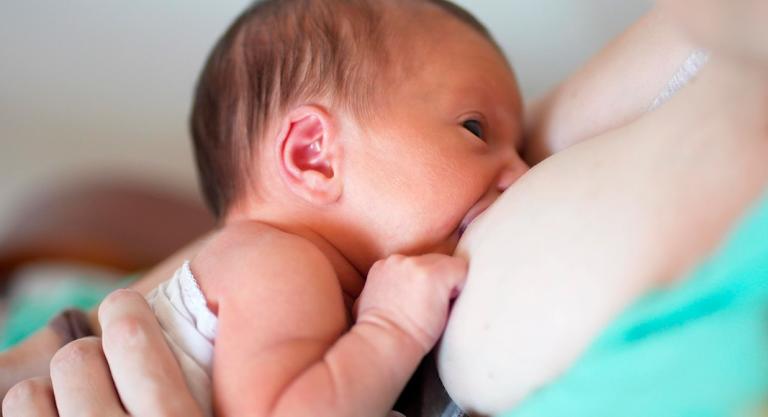 Mito de la lactancia: el bebé se queda con hambre y necesita una ayuda