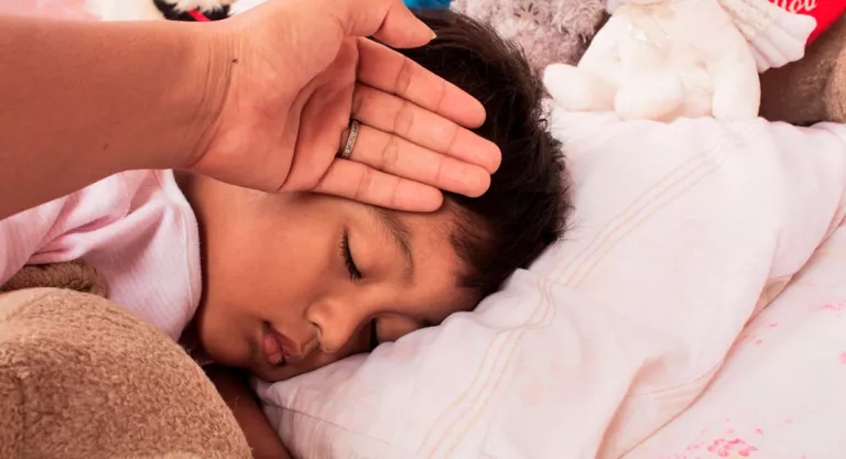 Niño enfermo con fiebre alta