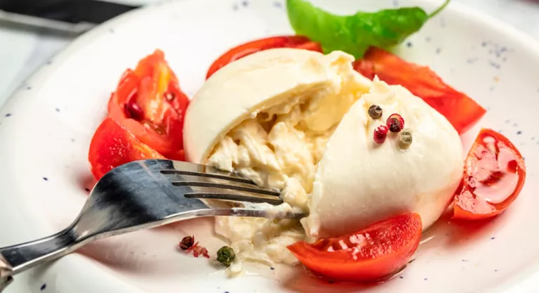 Receta con burrata y tomate