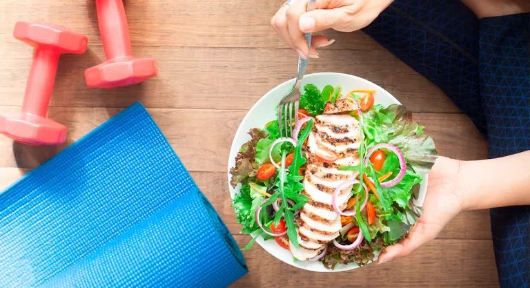 Mujer comiendo una ensalada