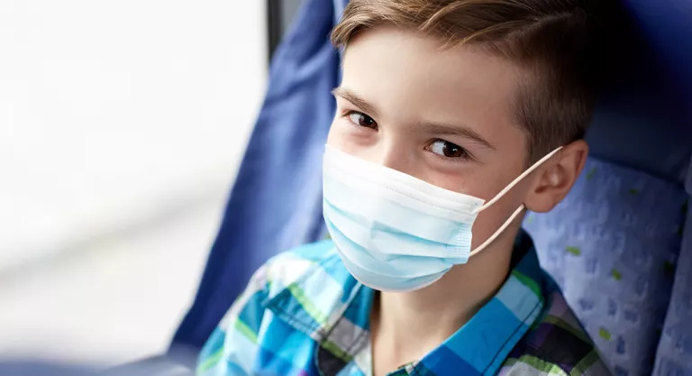 Niño con mascarilla para ir al colegio