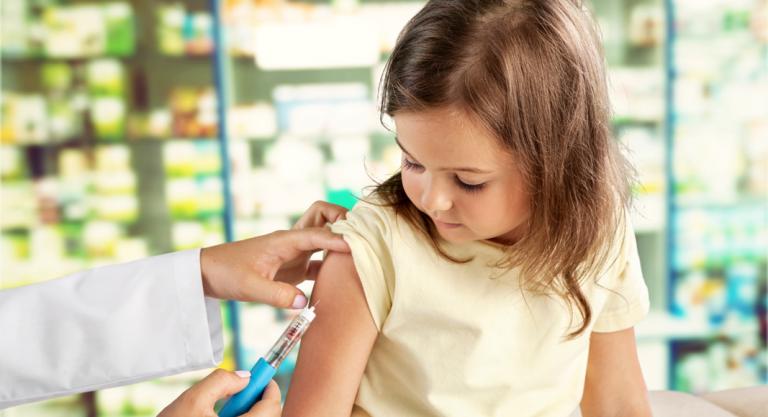 Vacunación de una niña de la gripe