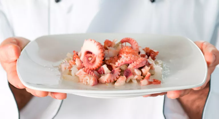 Ensalada de pulpo en el plato