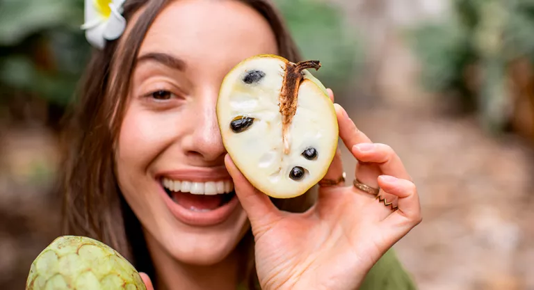 Mujer con una chirimoya