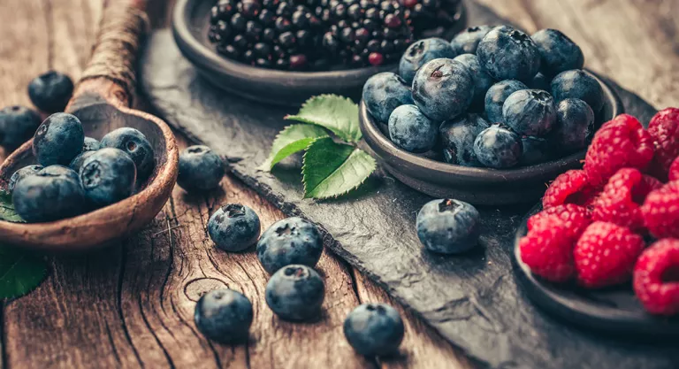 Arándanos y frambuesas ricas en clavonoides