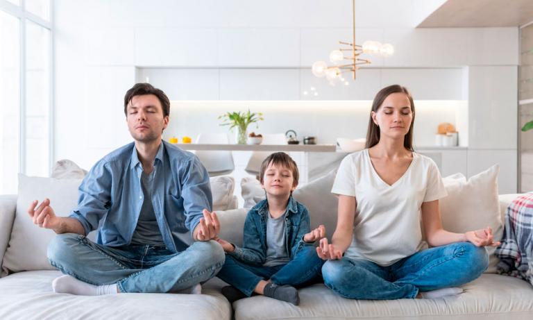 Familia practicando yoga en casa