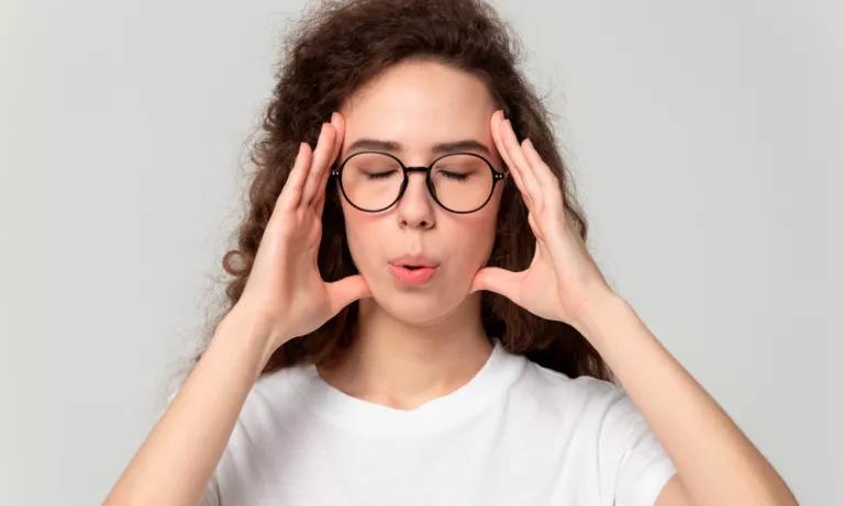 Chica joven realizando ejercicios de relajación