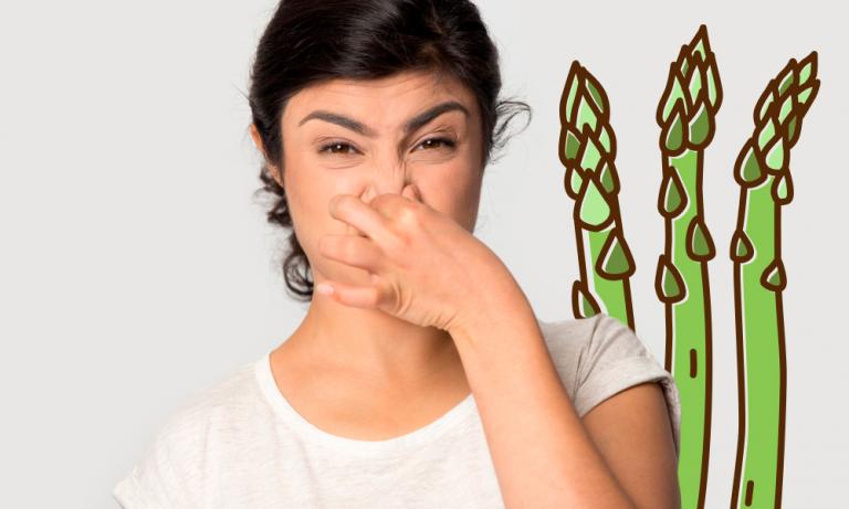 Una mujer tapándose la nariz por el olor de la orina tras comer espárragos